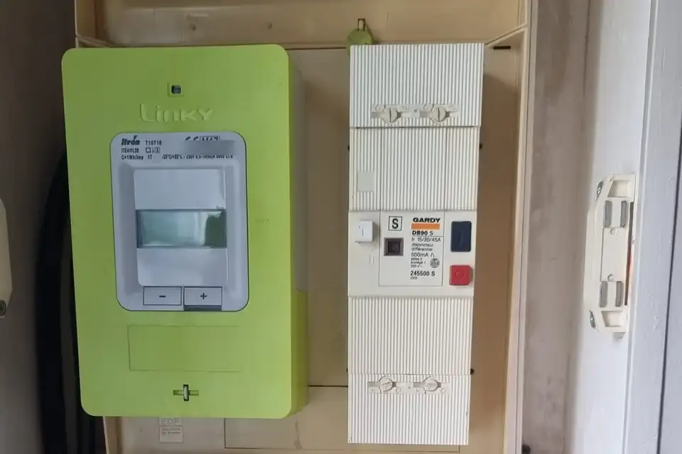 Compteur Linky vert et disjoncteur de branchement dans le placard technique d’une maison