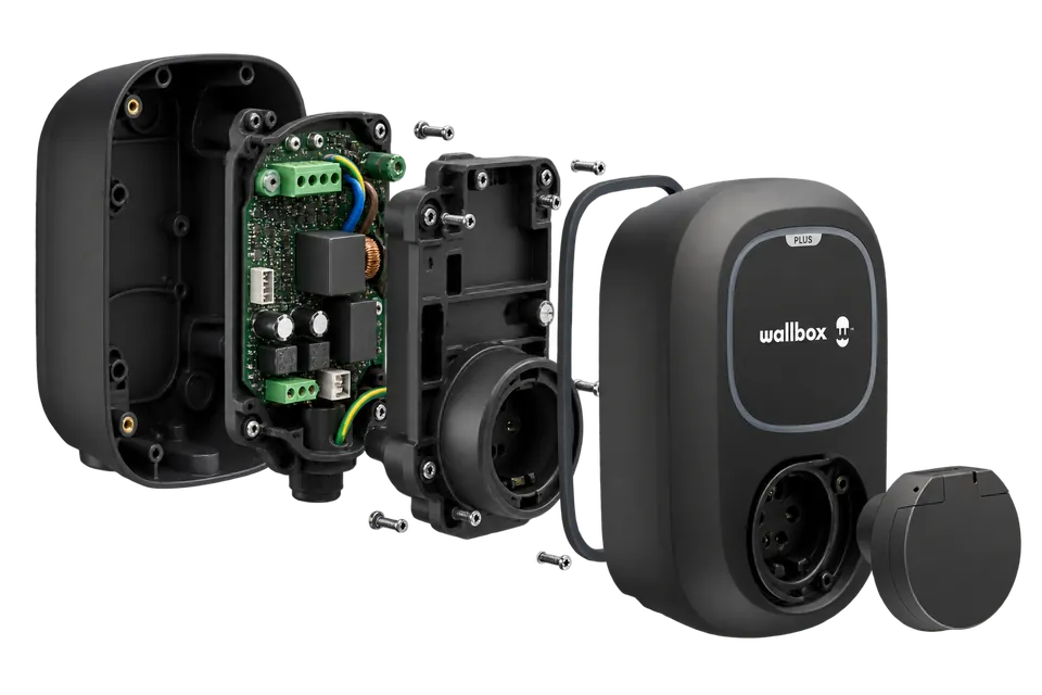 Vue éclatée illustrative de la Wallbox Pulsar Plus Socket : boîtier arrière, carte électronique, support de la prise Type 2, joint, capot avant et obturateur