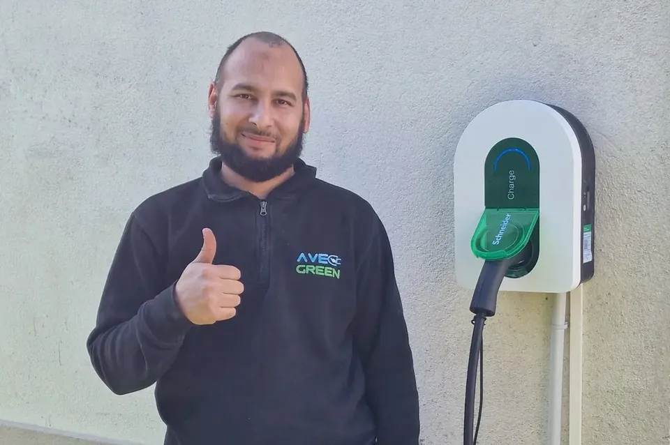 Hamza Mayioui, fondateur d’Ave Green, en sweat brodé AVE GREEN, pouce levé à côté d’une borne de recharge Schneider Charge